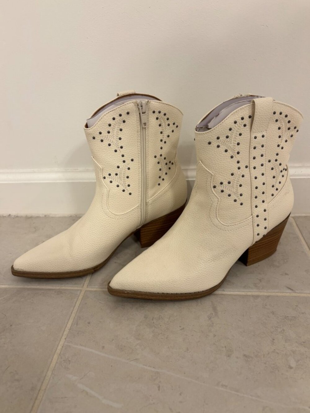 Ivory Studded Western Cowboy Ankle Boots Pointed Toe Size 7.5
